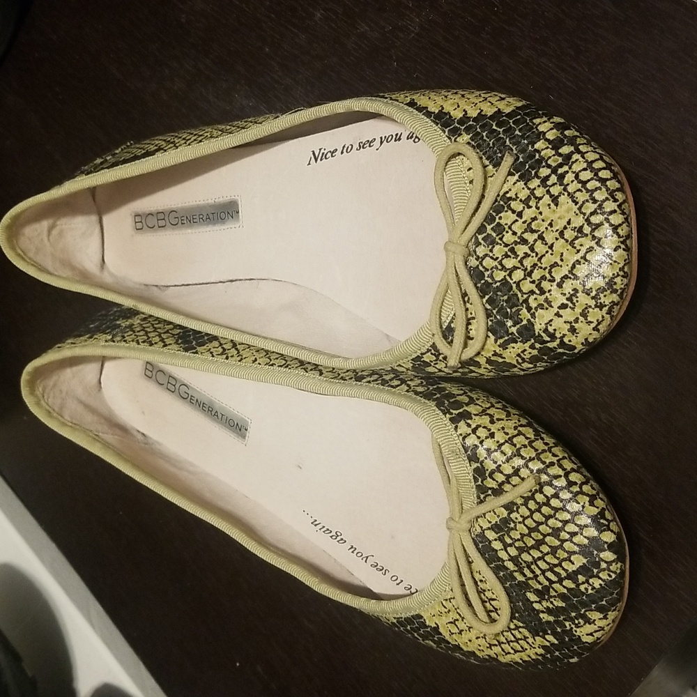 Super cute Snake Skin Flats with Bow 9.5